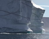 PA-1005-Groenland-Qeqertat, gros iceberg marbré